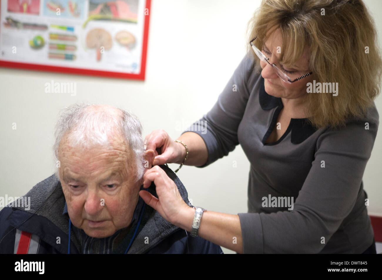 Man consulting pour les malentendants Banque D'Images