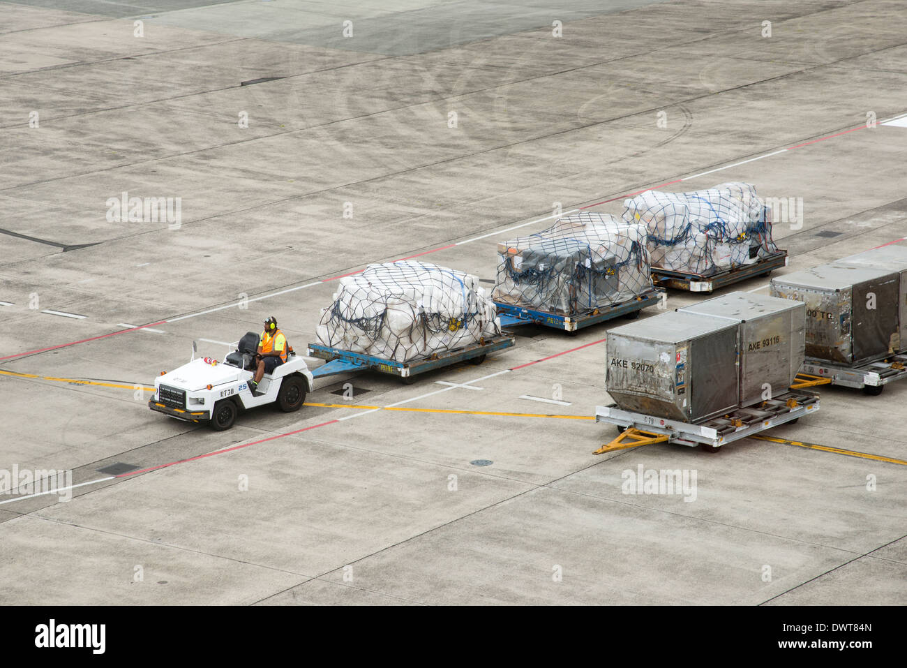 Fret de l'aéroport et chariot de manutention de fret à l'Aéroport International d'Auckland Nouvelle Zélande Banque D'Images