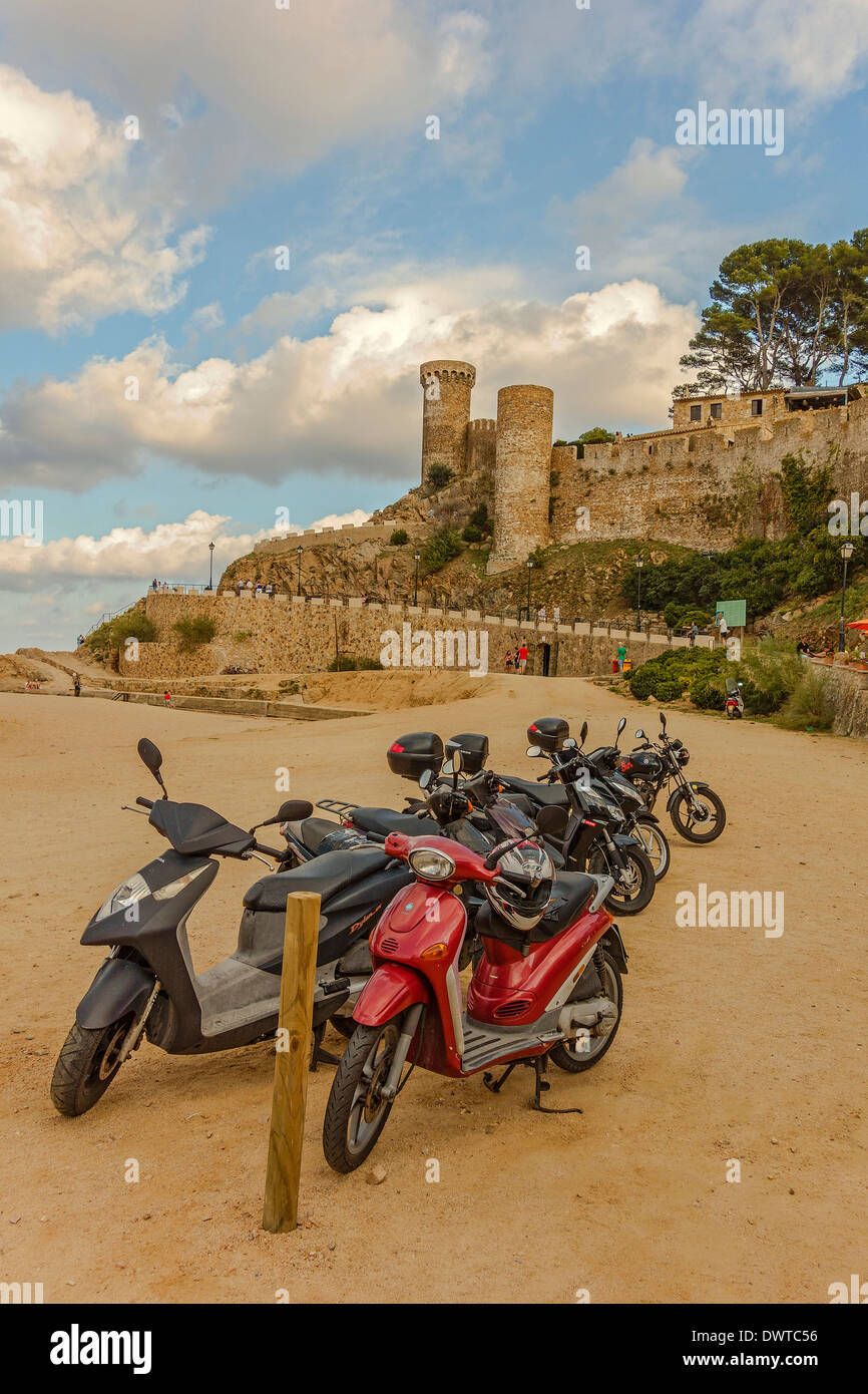 Scooters sur la plage de Tossa de Mar, Espagne Banque D'Images