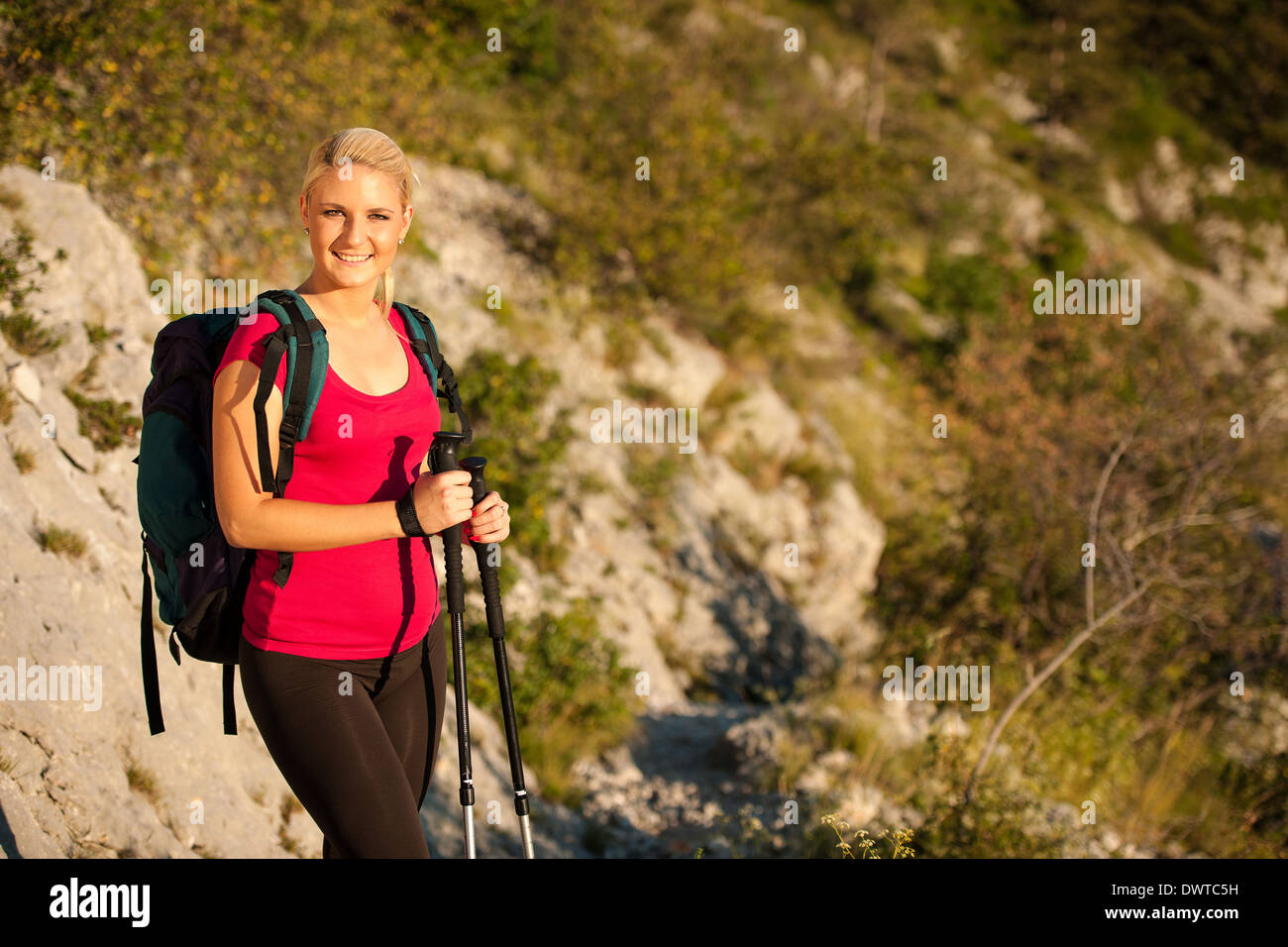 Femme sur le trekking - belle fille blonde randonnées sur les montagnes Banque D'Images