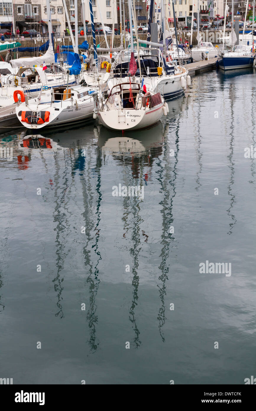 Yachts reflétée dans l'eau à St Peter Port, Guernsey Banque D'Images