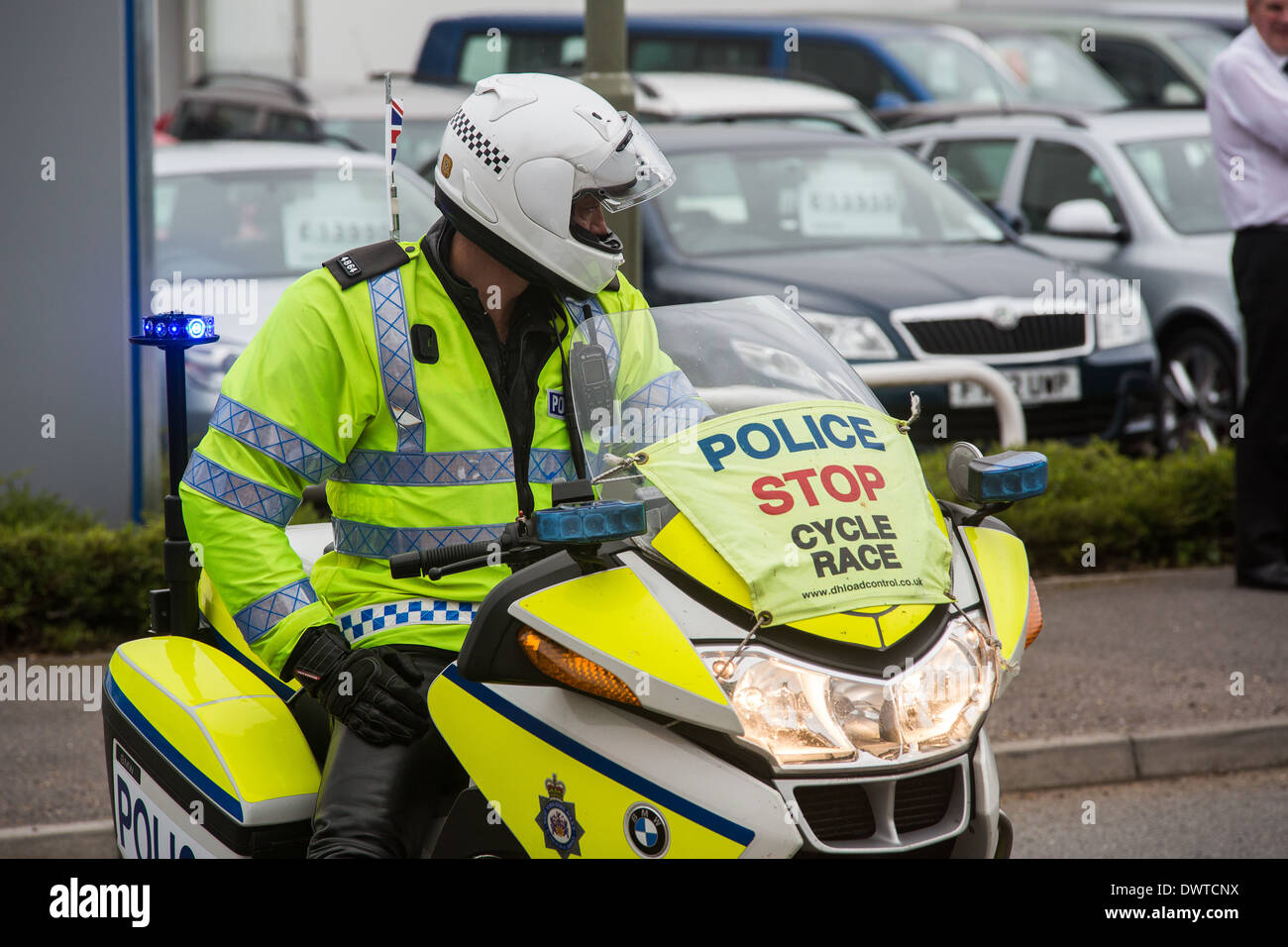 Motocycliste de la police britannique attend pour escorter un cycle professionnel race Banque D'Images