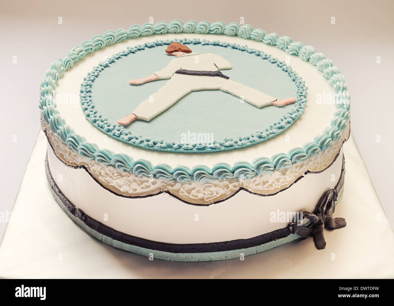 Anniversaire Gateau Decore Avec Silhouette De Karate En Bleu Et Blanc Sur Fond Gris Photo Stock Alamy Anniversaire Gateau Decore Avec Silhouette De Karate En Bleu Et Blanc Sur Fond Gris Photo Stock Alamy