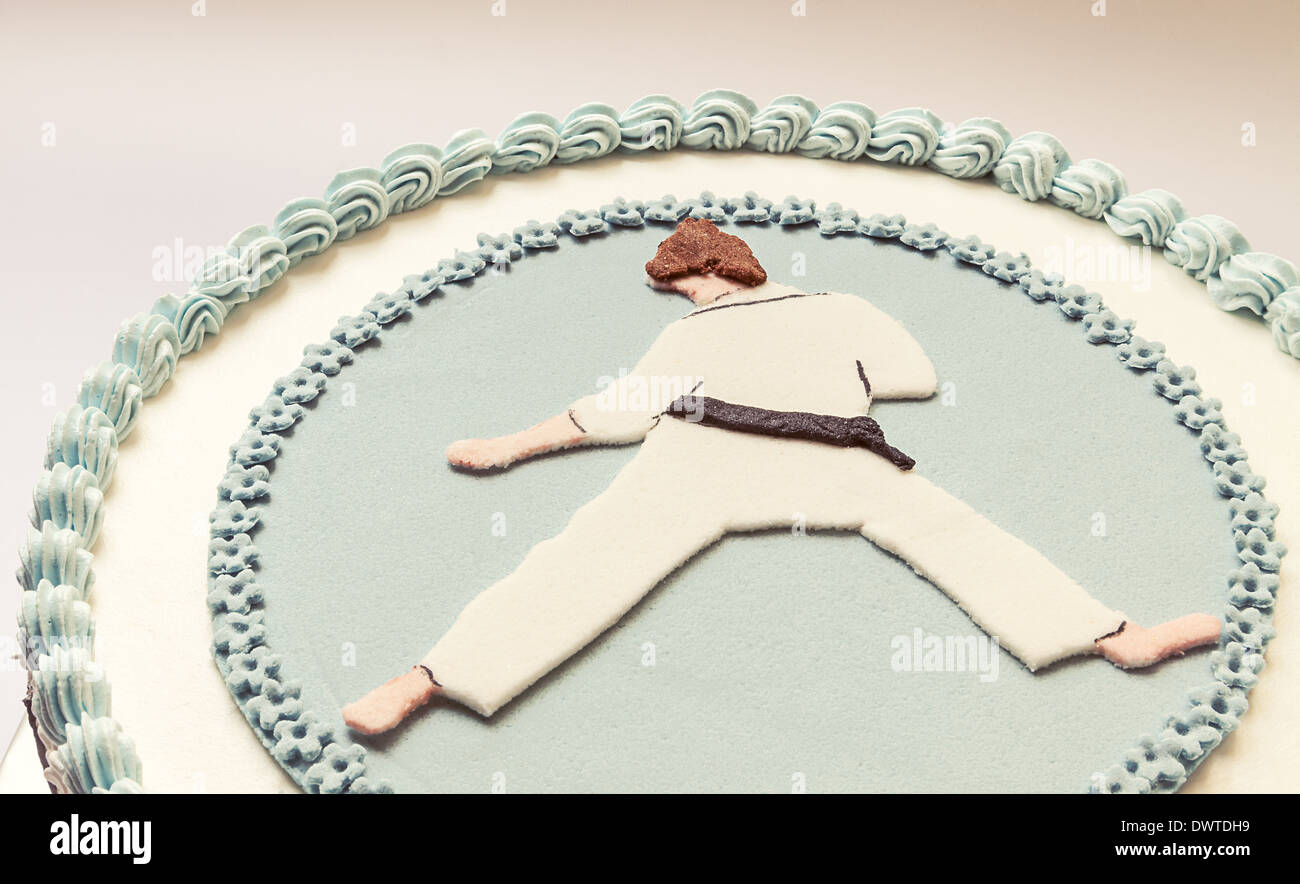Anniversaire Gateau Decore Avec Silhouette De Karate En Bleu Et Blanc Sur Fond Gris Photo Stock Alamy