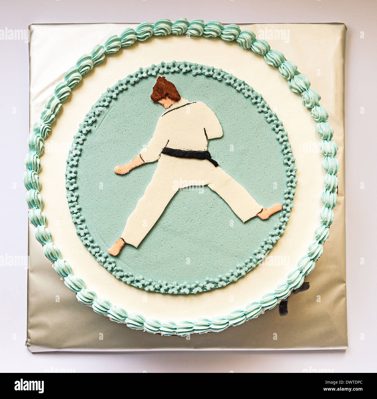 Anniversaire Gateau Decore Avec Silhouette De Karate En Bleu Et Blanc Sur Fond Gris Photo Stock Alamy Anniversaire Gateau Decore Avec Silhouette De Karate En Bleu Et Blanc Sur Fond Gris Photo Stock Alamy