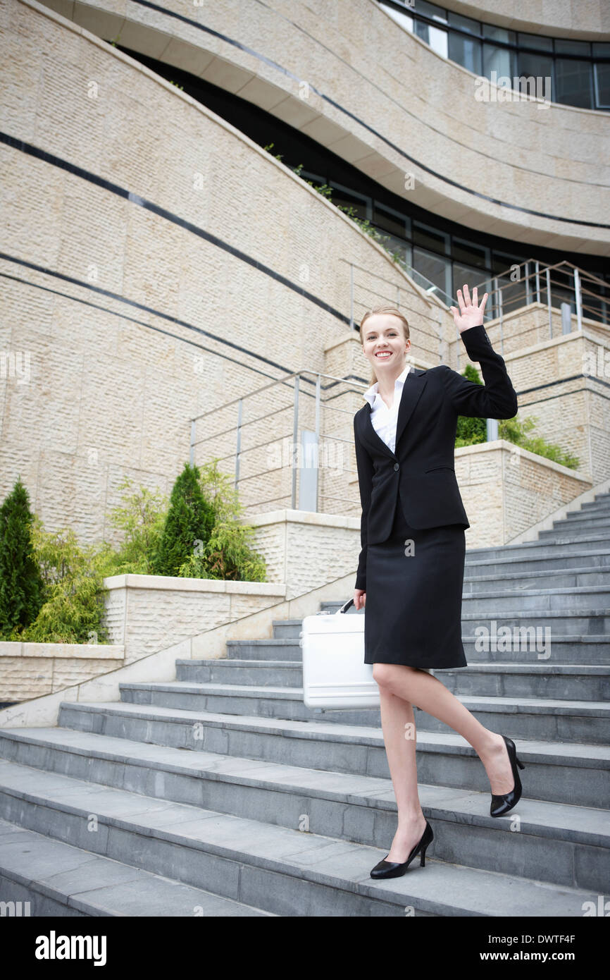 Une femme d'affaires debout sur l'escalier Banque D'Images