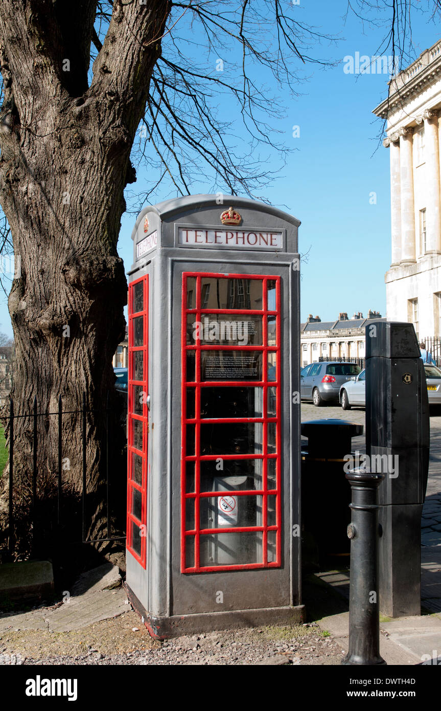 K6 téléphone fort près de la Royal Crescent, Bath, Somerset, England, UK Banque D'Images