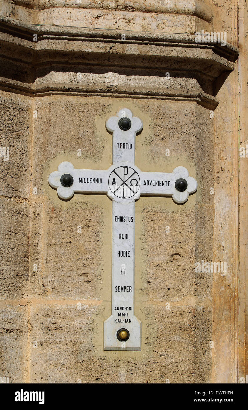 Croix sur le mur à l'extérieur de la porte de la cathédrale de Valence, Valence, Espagne Banque D'Images