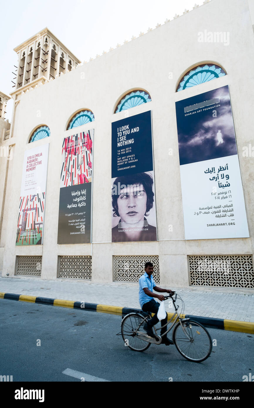 La publicité des affiches des expositions sur le mur de Sharjah Art Museum en Émirats arabes unis Banque D'Images