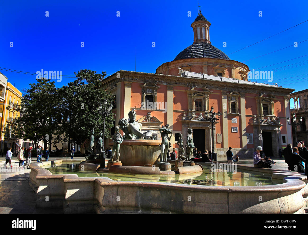 Fontaine avec statue du dieu de la mer Neptune en face de la Basilique de la Virgen dels Desemparats dans la Plaza de la Virgen Banque D'Images