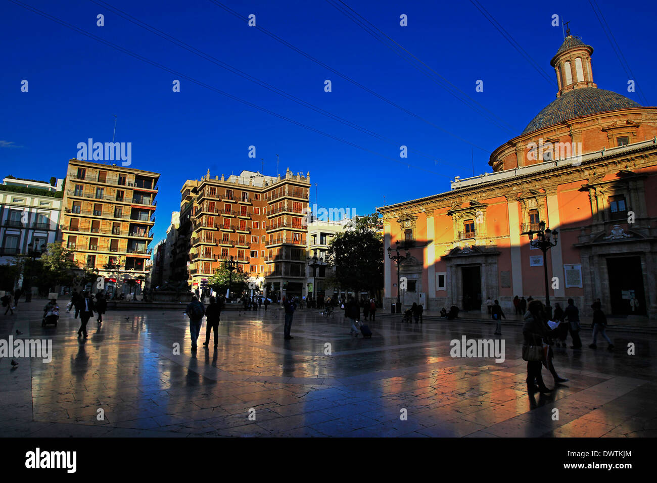 Une vue générale au crépuscule de la Plaza de la Virgen et la Basilique de la Virgen de los Desamparados, Valencia, Espagne Banque D'Images