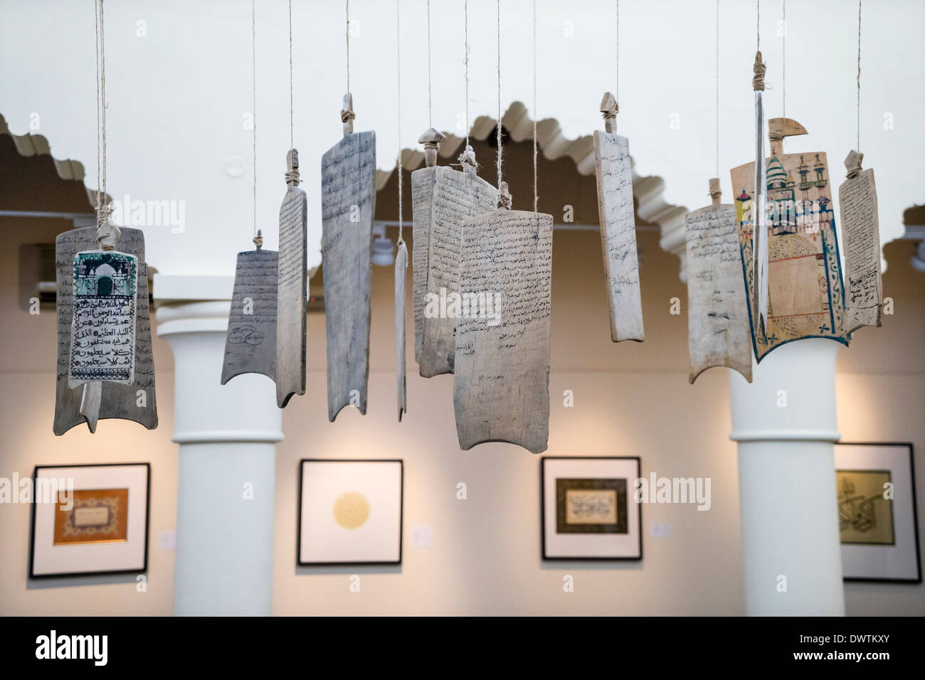 Versets du Coran sur bois au Musée de Calligraphie à Sharjah, au Moyen-Orient, aux Émirats Arabes Unis Banque D'Images