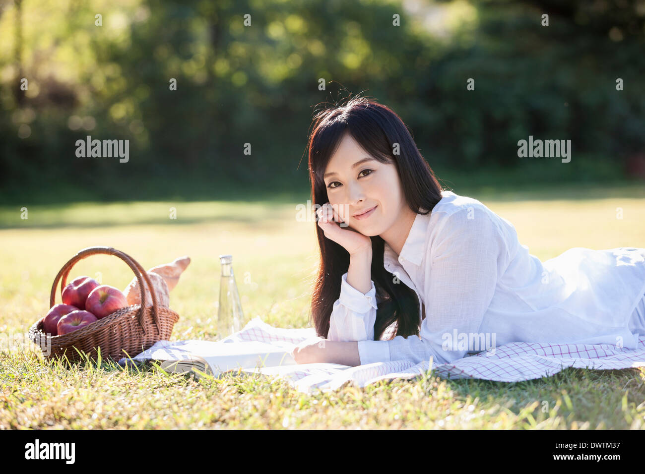 Une femme couchée sur l'herbe Banque D'Images