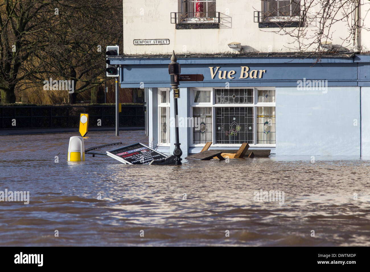 Le centre de Worcester, Royaume-Uni, en vertu de l'eau des inondations après de fortes pluies entraînent la rivière Severn à éclater ses banques Banque D'Images