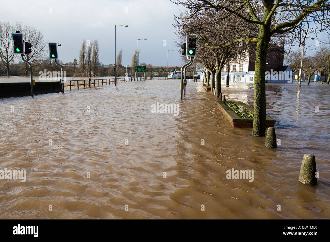 North Parade à Worcester, Royaume-Uni, en vertu de l'eau d'inondation après la rivière Severn à gauche éclater ses banques Banque D'Images