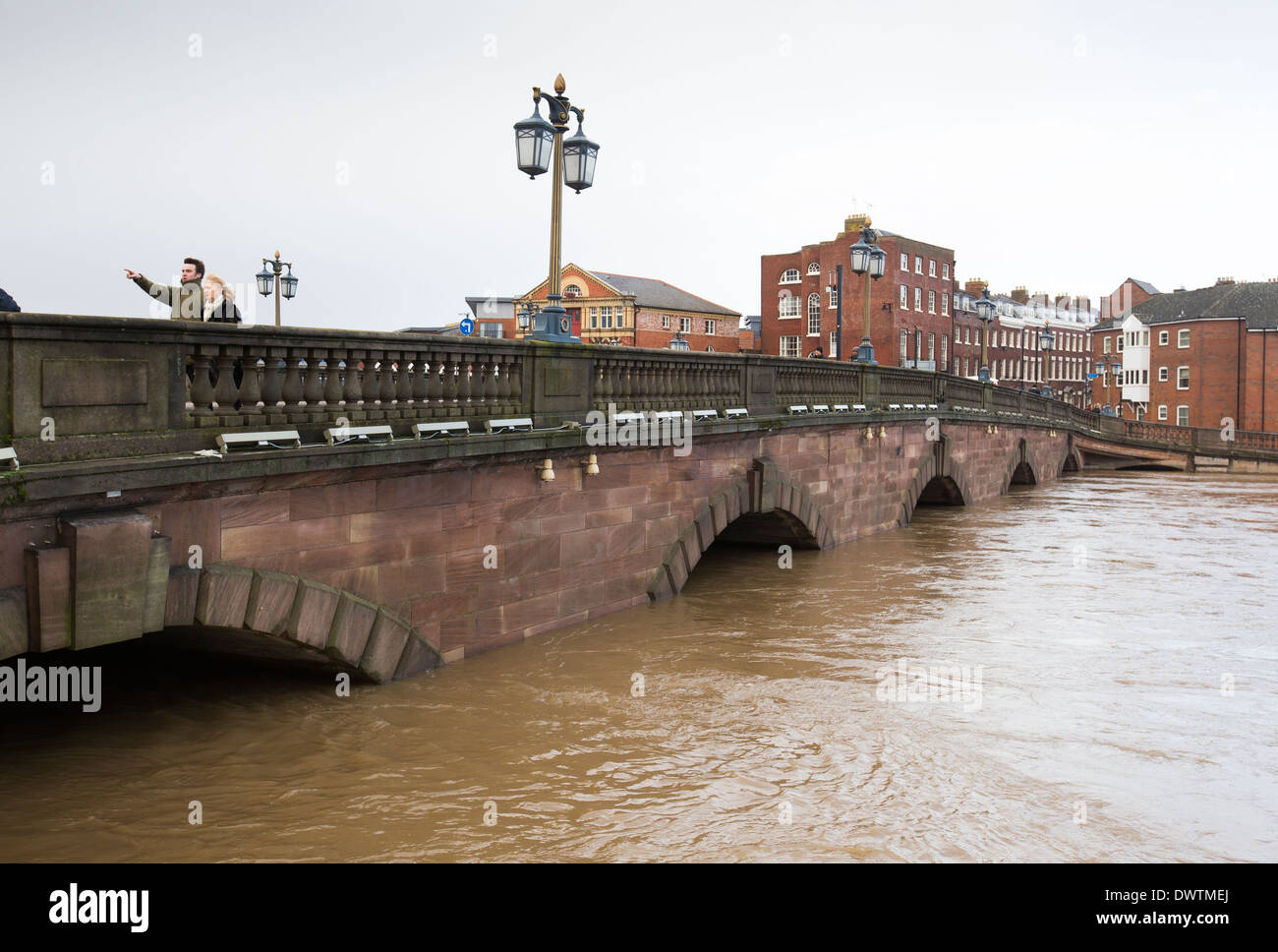 Les niveaux élevés de l'eau sous le pont dans le centre de Worcester, Royaume-Uni, après de fortes pluies ont provoqué de graves inondations Banque D'Images