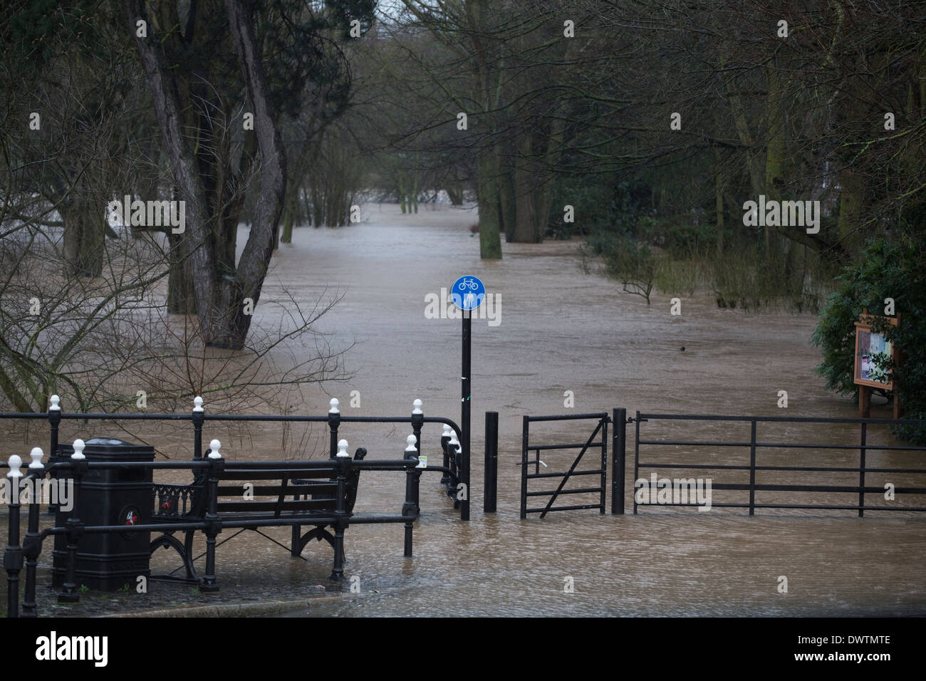Un sentier inondées sur les rives du fleuve Severn à Worcester, Royaume-Uni Banque D'Images