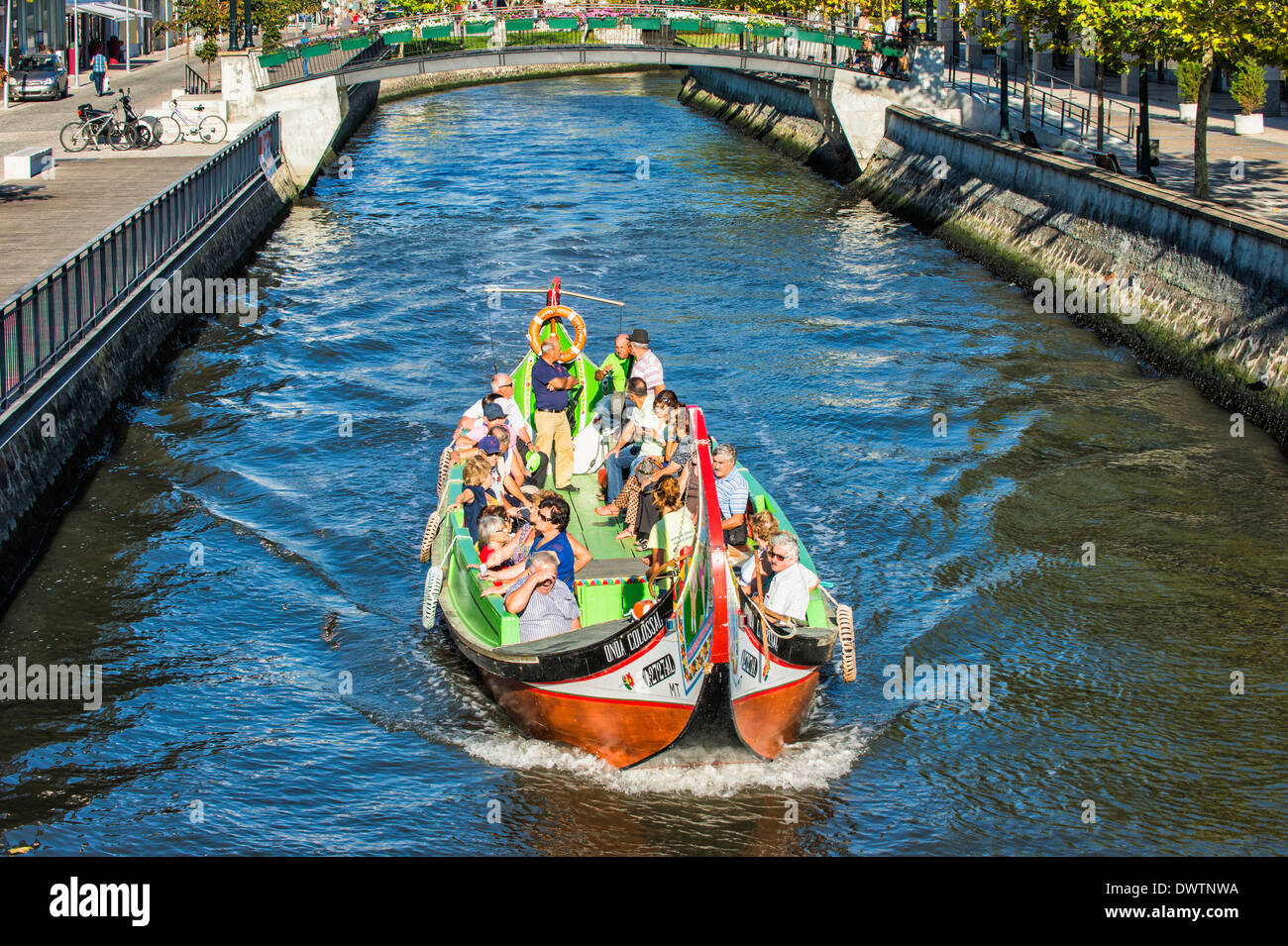 Gondola comme bateaux Moliceiros naviguant sur le Canal Central, Aveiro, Beira, Portugal Banque D'Images