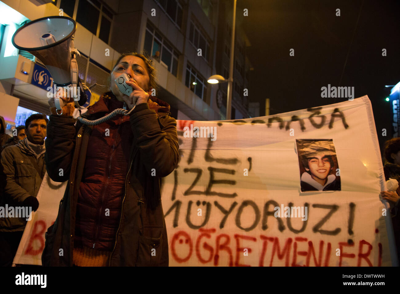 Kadikoy, Istanbul, Turquie. 11 mars 2014. Après la mort de Berkin Elvan, les manifestants se rassemblent dans les places publiques à l'échelle nationale. Bien qu'il a commencé comme une manifestation non violente, avec l'intervention de la police des barricades sont allumés au cours d'affrontements entre manifestants et la police à Berkin Elvan, Kadikoy.un garçon de 15 ans, touché par une bombe lacrymogène lors de manifestations du parc Gezi, est mort après 269 jours de coma. Sa mort a suscité indignation contre les tactiques violentes pour mater les protestations. Credit : Bikem Ekberzade/Alamy Live News Banque D'Images