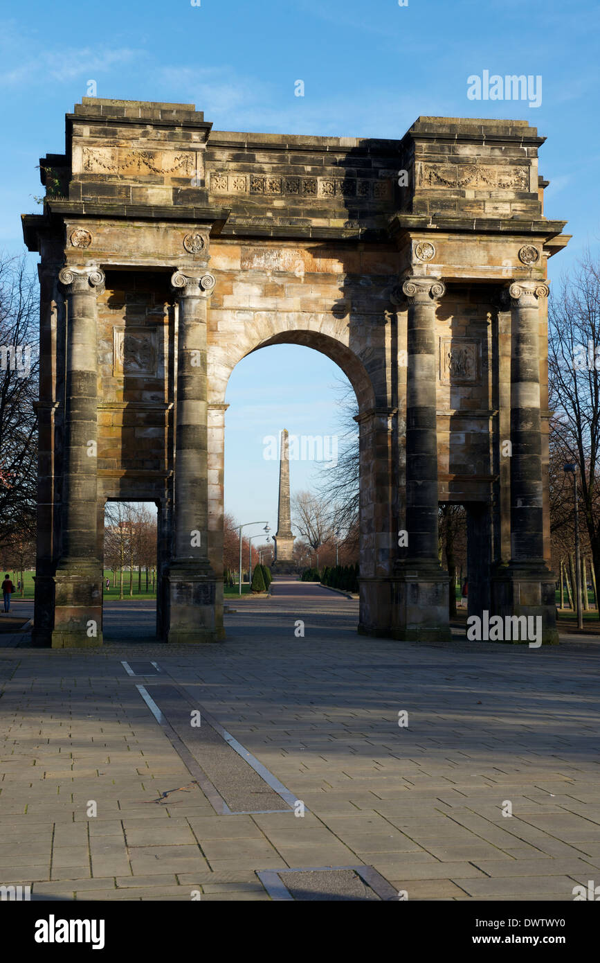 Avec le passage de McLennan Nelson Monument à la distance, Glasgow Green. Banque D'Images