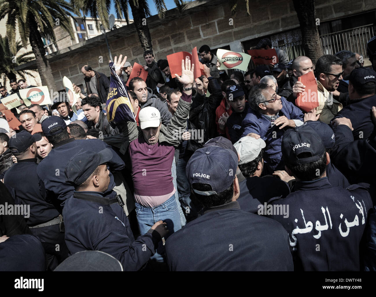 Algeries, Algérie. 12Th Mar, 2014. Manifestant au cours d'une manifestation contre le président algérien Bouteflika Abdul-Aziz décision de se présenter pour un quatrième mandat et à l'élection de boycott 17 avril 2014, à Alger, le 12 mars 2014. Credit : Kamel Salah/NurPhoto ZUMAPRESS.com/Alamy/Live News Banque D'Images