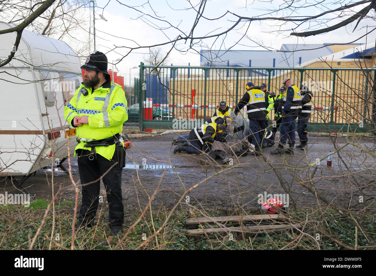 Le Grand Manchester manifestant Police dépose face à une équipe "lock-on" par les manifestants de fracturation à Barton Moss Banque D'Images