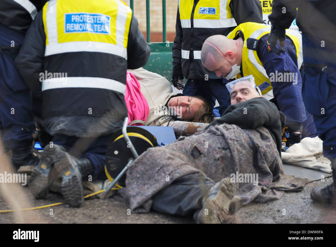 Le Grand Manchester manifestant Police dépose face à une équipe "lock-on" par les manifestants de fracturation à Barton Moss Banque D'Images