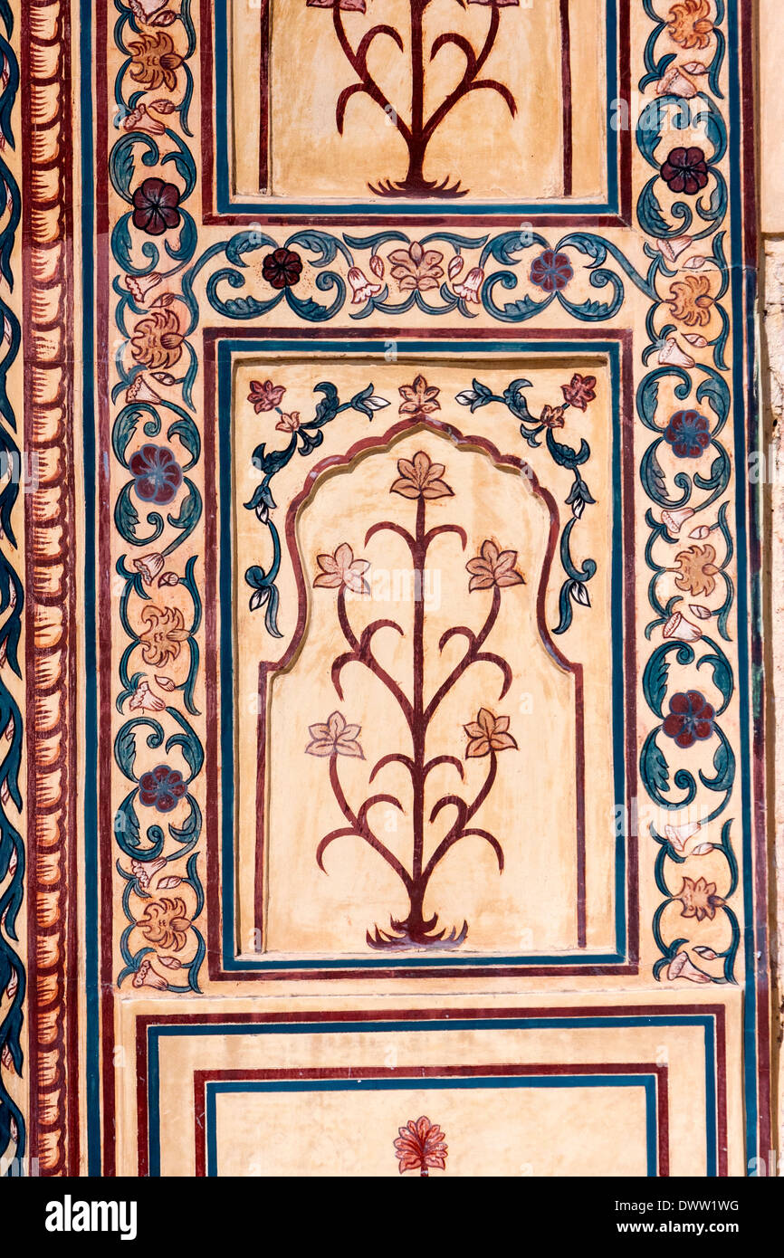 Amber (amer) ou Palace, près de Jaipur, Rajasthan, Inde. La décoration florale sur un mur intérieur. Banque D'Images