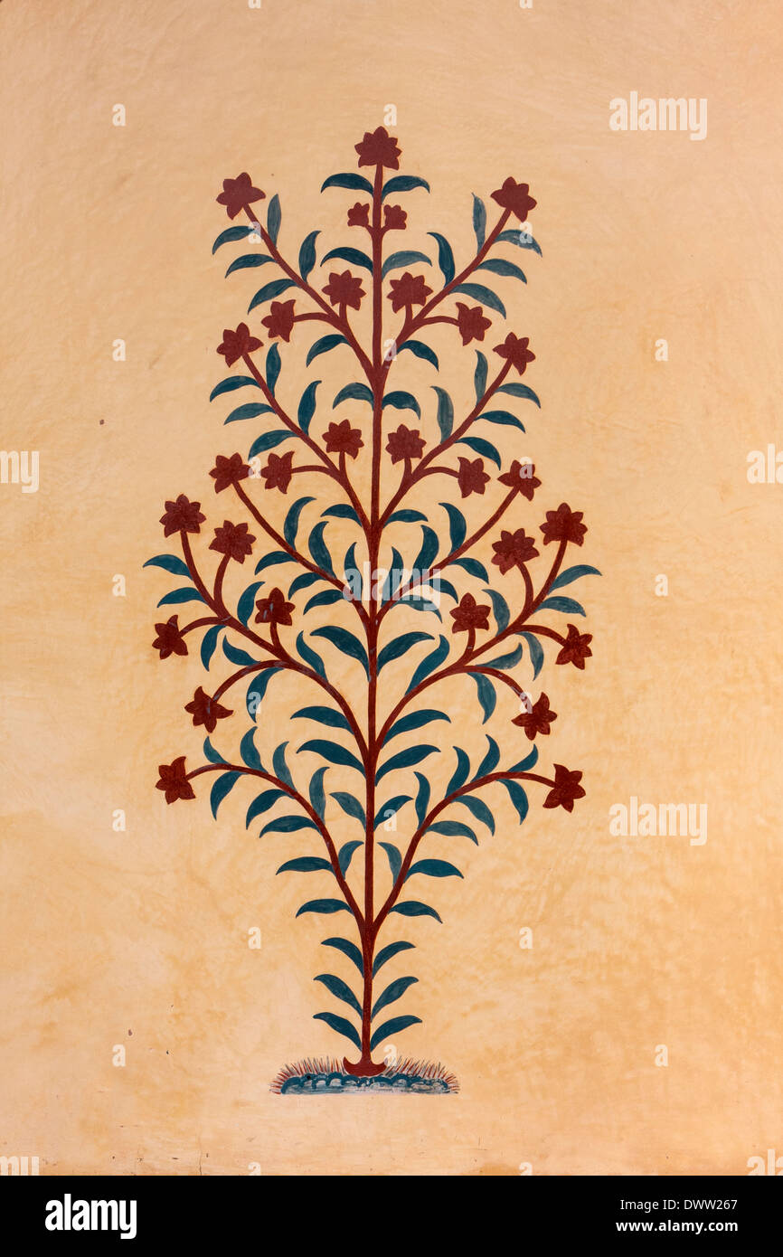 Amber (amer) ou Palace, près de Jaipur, Rajasthan, Inde. La décoration florale sur un mur intérieur. Banque D'Images