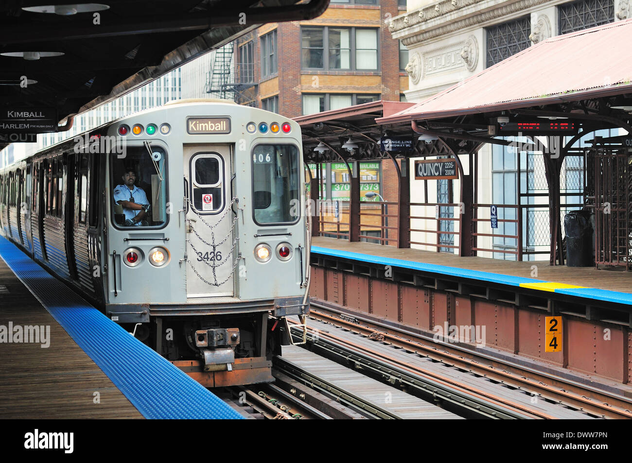 USA Illinois Chicago CTA ligne brune du train tire dans Quincy Street Station. Banque D'Images