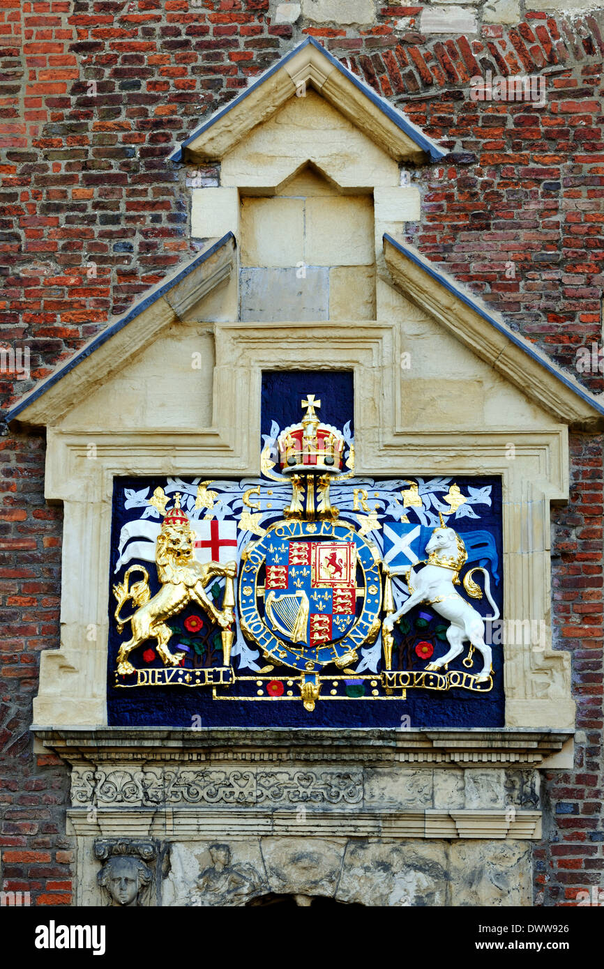 L'imposant Armoiries de Charles I au-dessus de l'entrée du King's Manor, ville de York, Yorkshire, Angleterre Banque D'Images