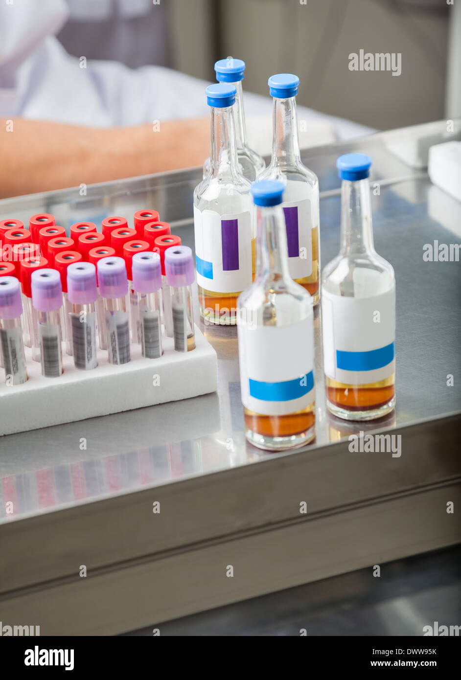 Tubes à essai et bouteilles d'échantillons au laboratoire Banque D'Images