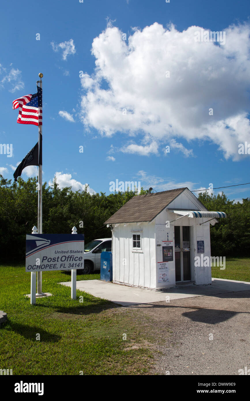 Ochopee, Floride - Le plus petit bureau de poste dans la United States, autrefois un tuyau d'irrigation. Banque D'Images Ochopee, Floride - Le plus petit bureau de poste dans la United States, autrefois un tuyau d'irrigation. Banque D'Images