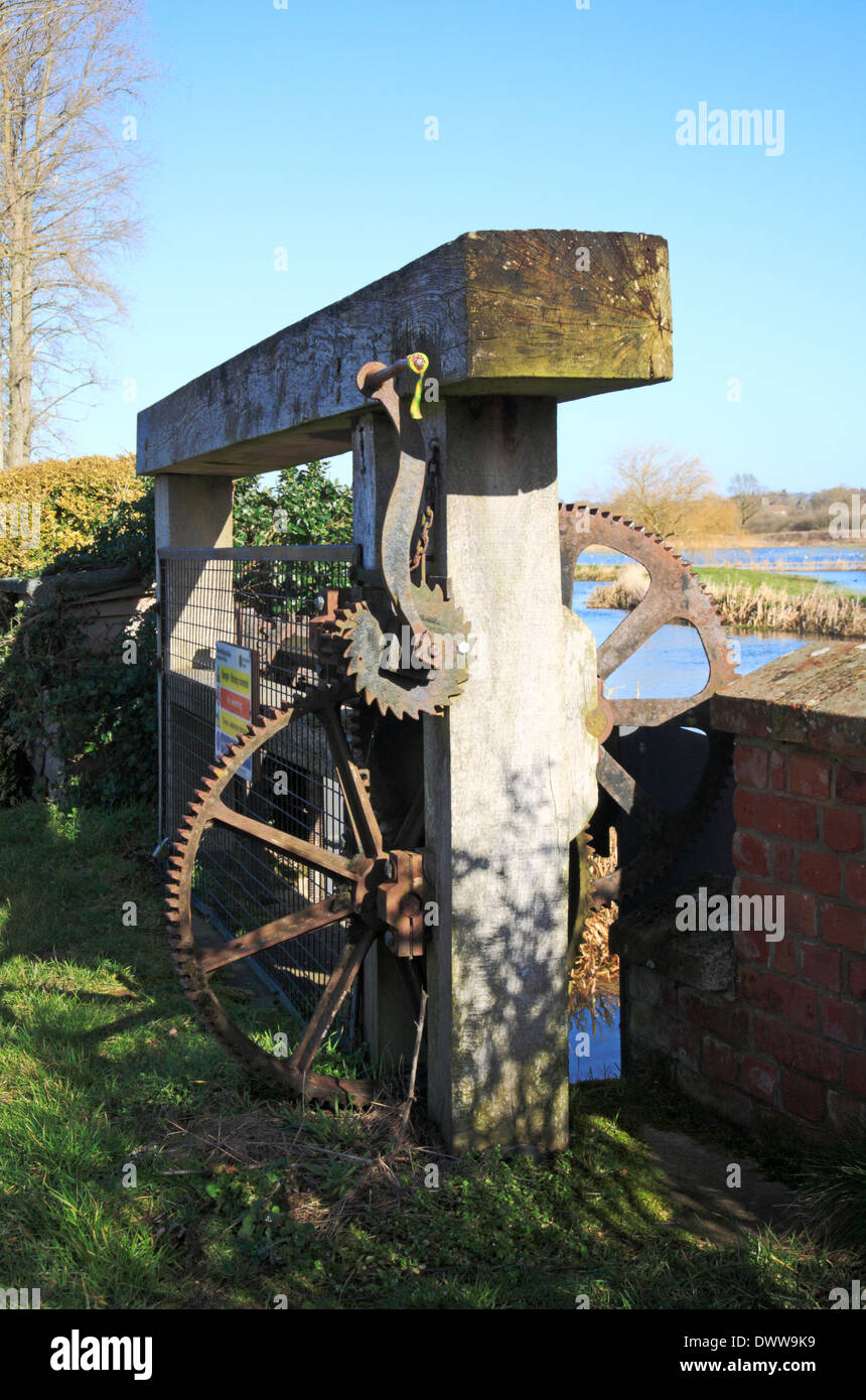 Un gros plan de la partie supérieure des Bintree Écluse de dérivation de l'usine sur la rivière Wensum à Bintree, Norfolk, Angleterre, Royaume-Uni. Banque D'Images