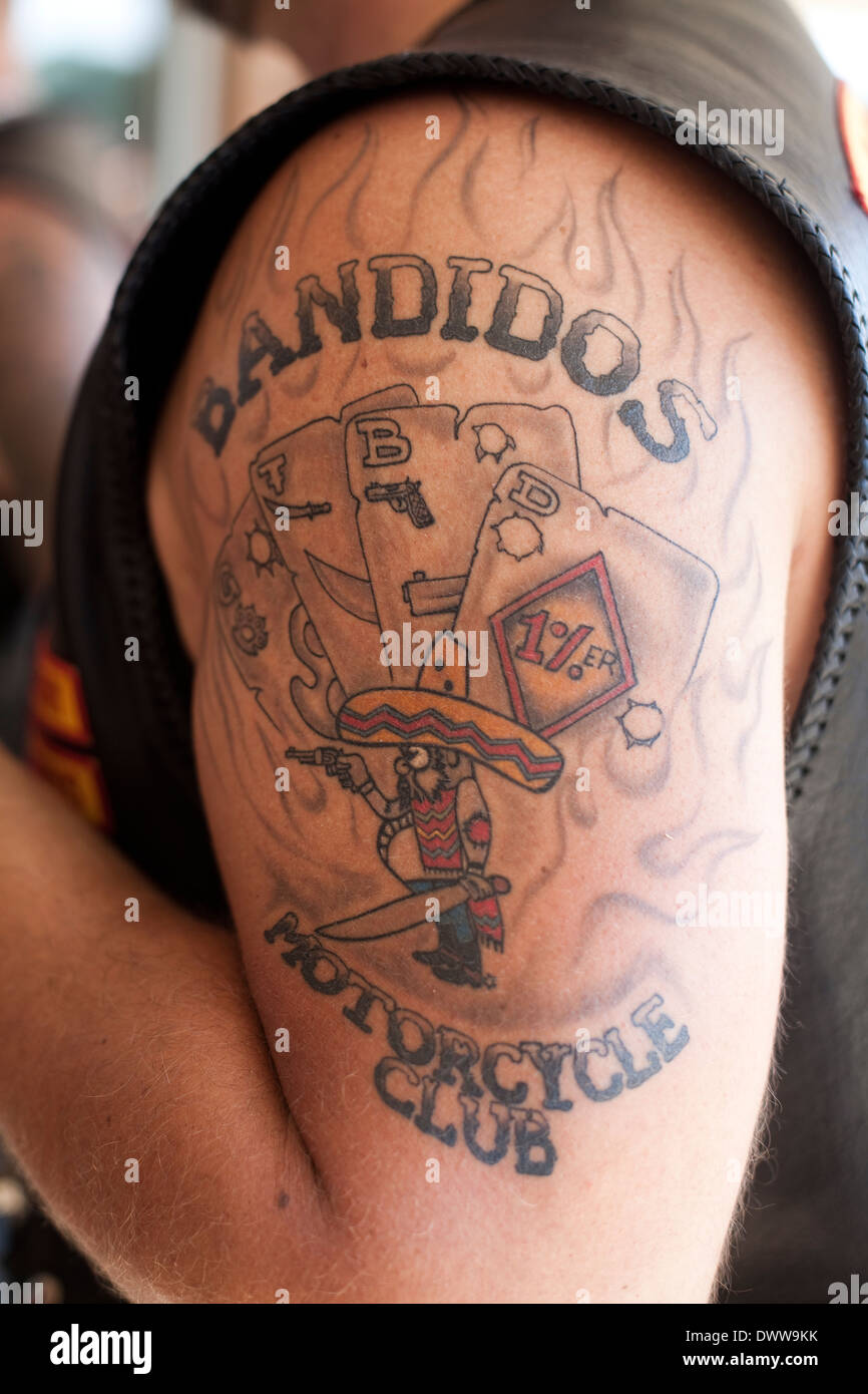 Bandidos Moto Club tatouage sur un bras de motards Photo Stock - Alamy