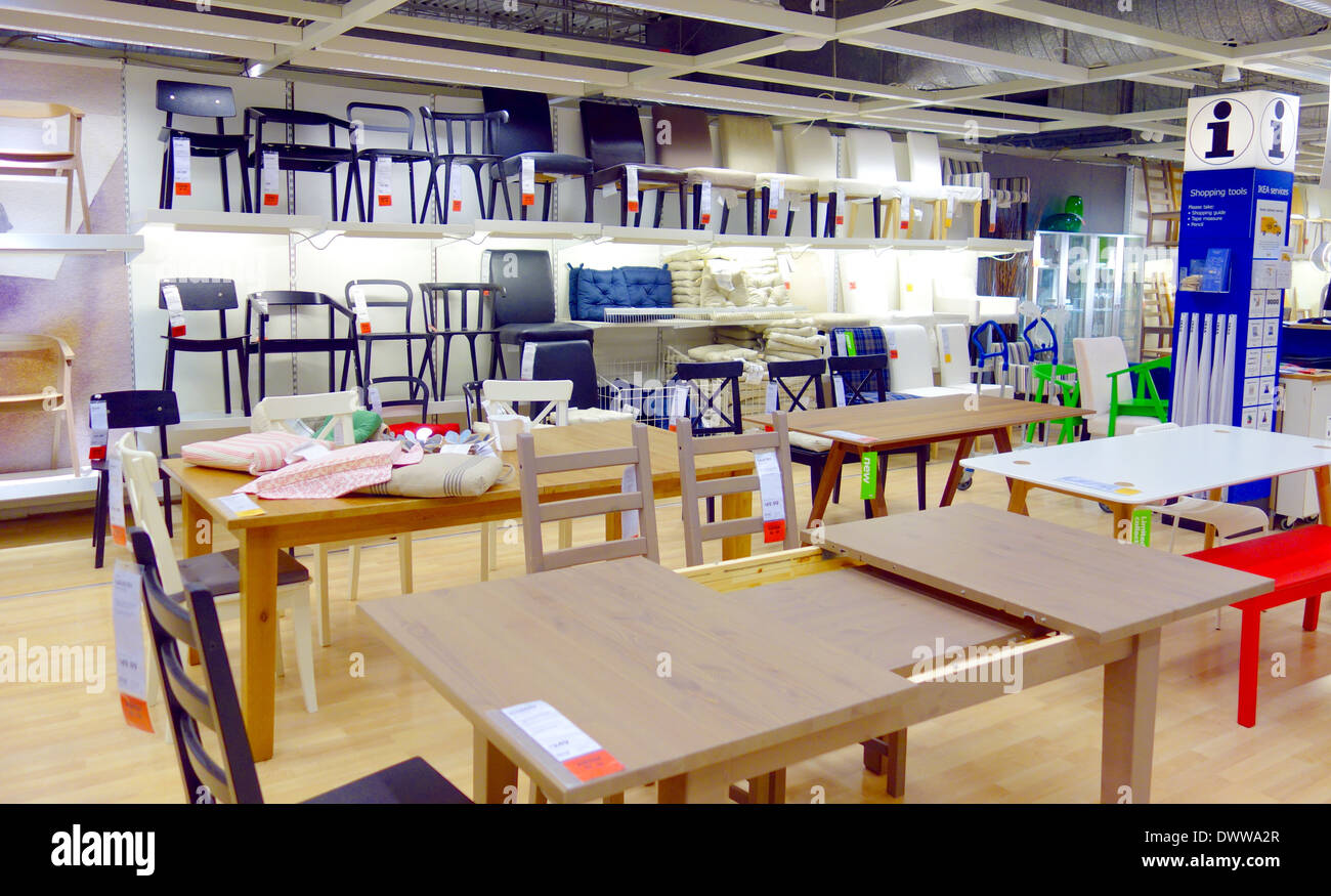 Des tables et des chaises dans un magasin Ikea Je Toronto, Canada Banque D'Images