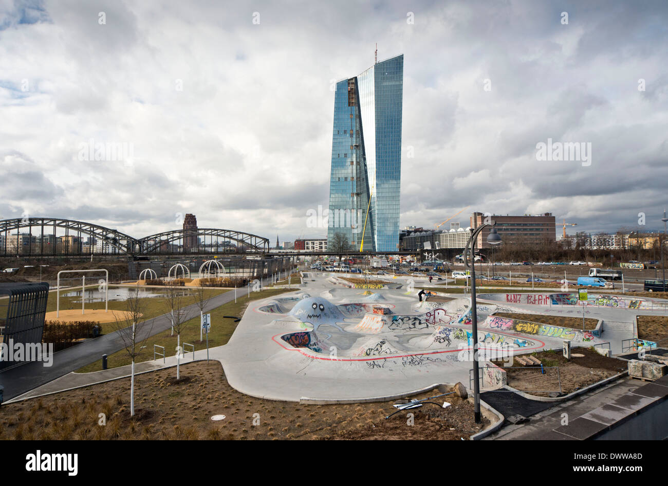 Allemagne, Francfort sur le Main, le nouveau bâtiment de la BCE à côté de la rivière Main Banque D'Images