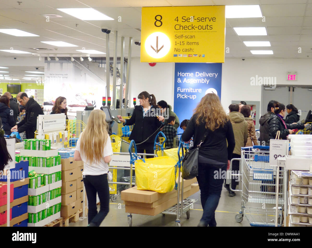 Les gens de partir à un magasin Ikea à Toronto, Canada Banque D'Images