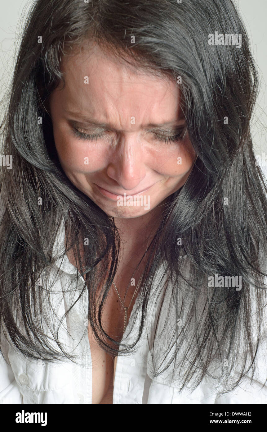 Image d'une femme qui pleure désespérément Banque D'Images