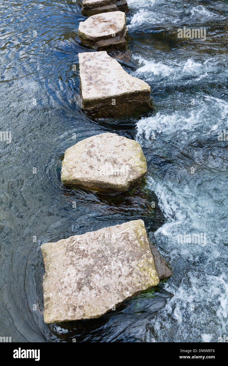Stepping Stones sur la rivière Dove, Dove Dale, Peak District, Derbyshire Banque D'Images