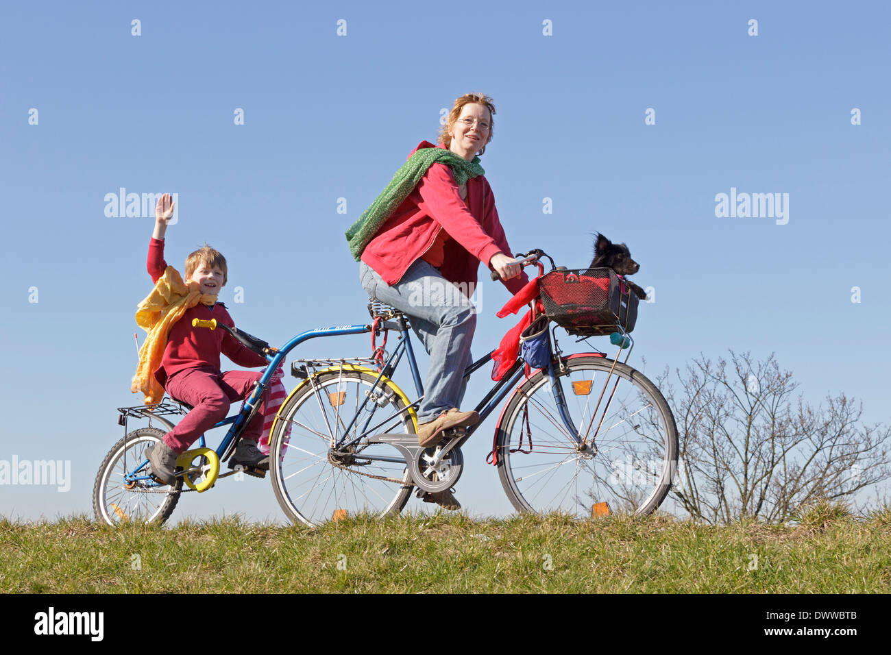 Mère et fils sur un vélo Banque D'Images Mère et fils sur un vélo Banque D'Images