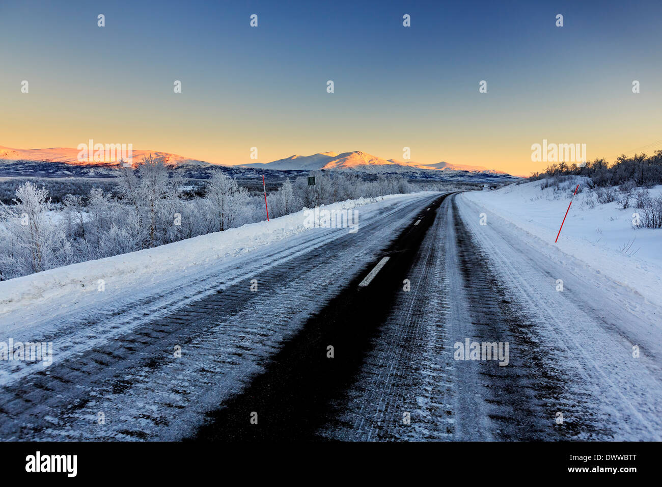 Route avec paysage gelé, froid extrême Laponie, Suède Banque D'Images