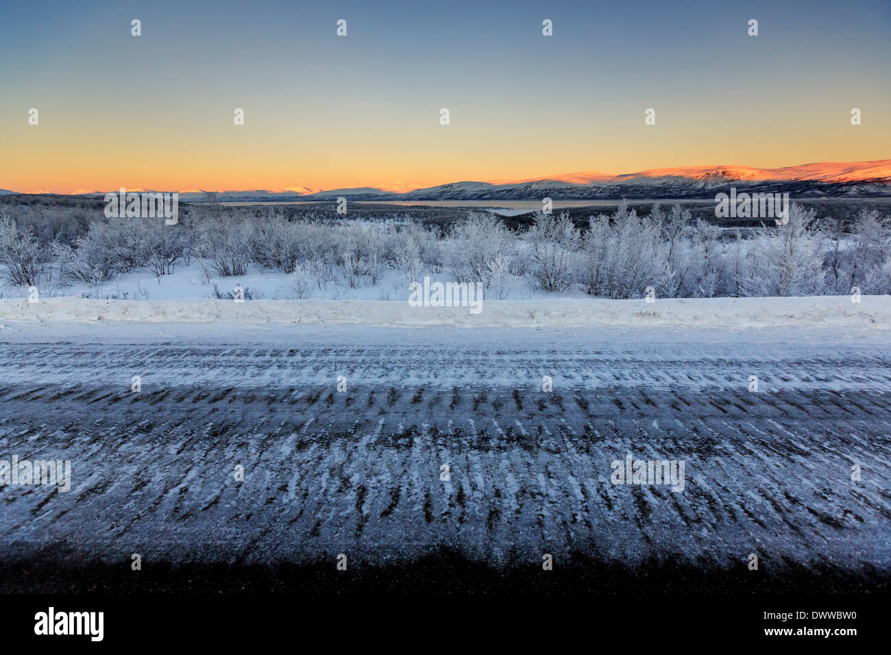 Route avec paysage gelé, froid extrême Laponie, Suède Banque D'Images