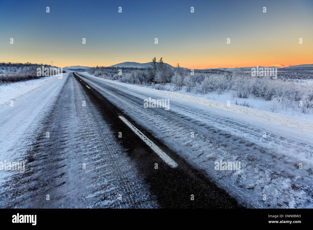 Route avec paysage gelé, froid extrême Laponie, Suède Banque D'Images