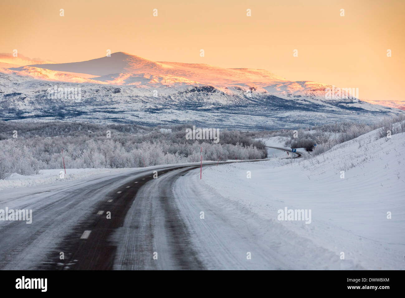 Route avec paysage gelé, froid extrême Laponie, Suède Banque D'Images