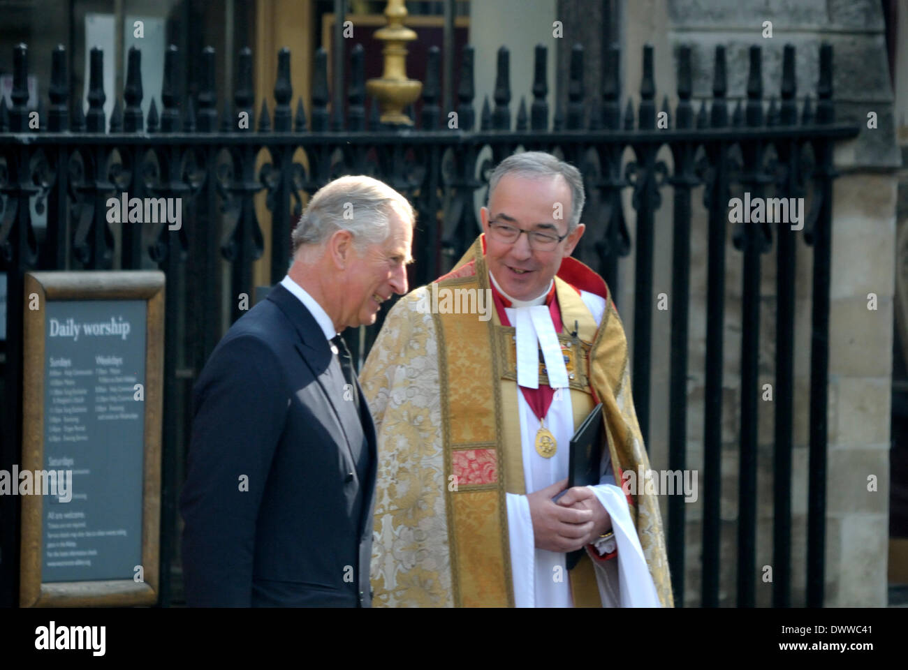 Le Prince Charles et Rev John Hall (doyen de l'abbaye de Westminster) Service commémoratif pour Sir David Frost à l'abbaye de Westminster Banque D'Images