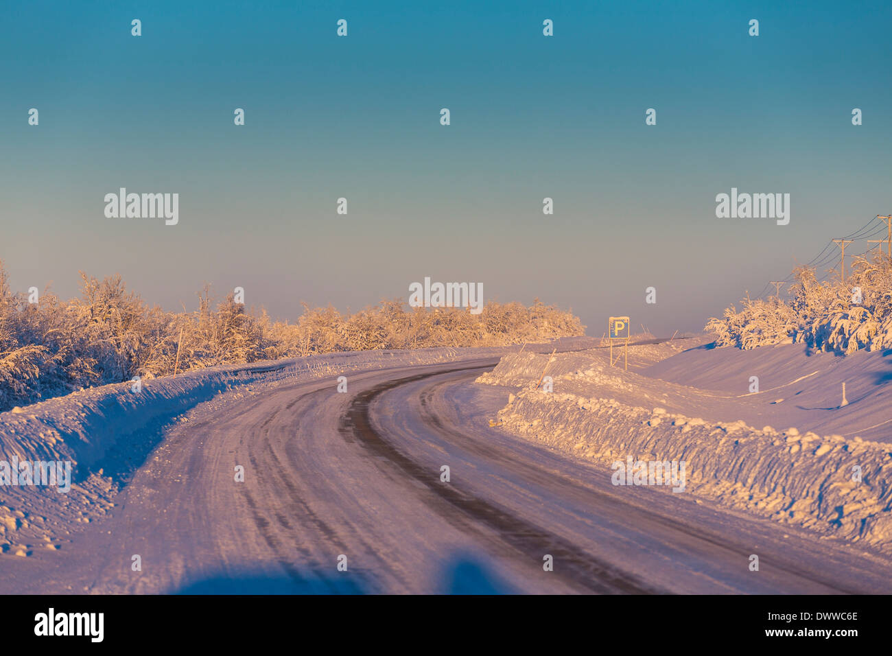 Route et paysage gelé de froid, des températures aussi basses que -47 degrés Celsius, Laponie, Suède Banque D'Images