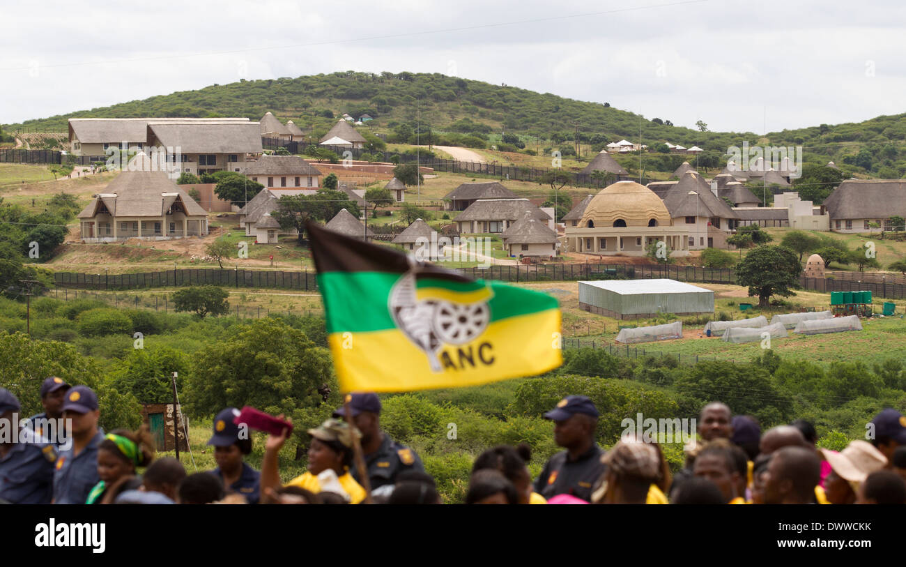 Un Congrès National Africain drapeau flotte haut que partisans bloquer la route passé président sud-africain Jacob Zuma's house en Banque D'Images