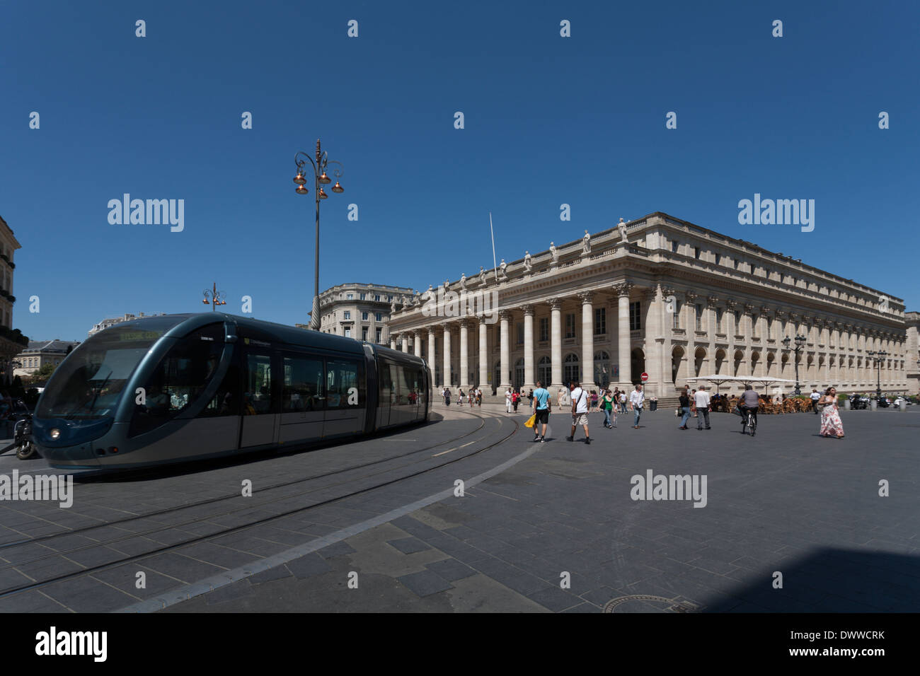 Tramway de Bordeaux France passe Le Grande Theatre dans une grande place ouverte avec les gens et les touristes shopping. Banque D'Images