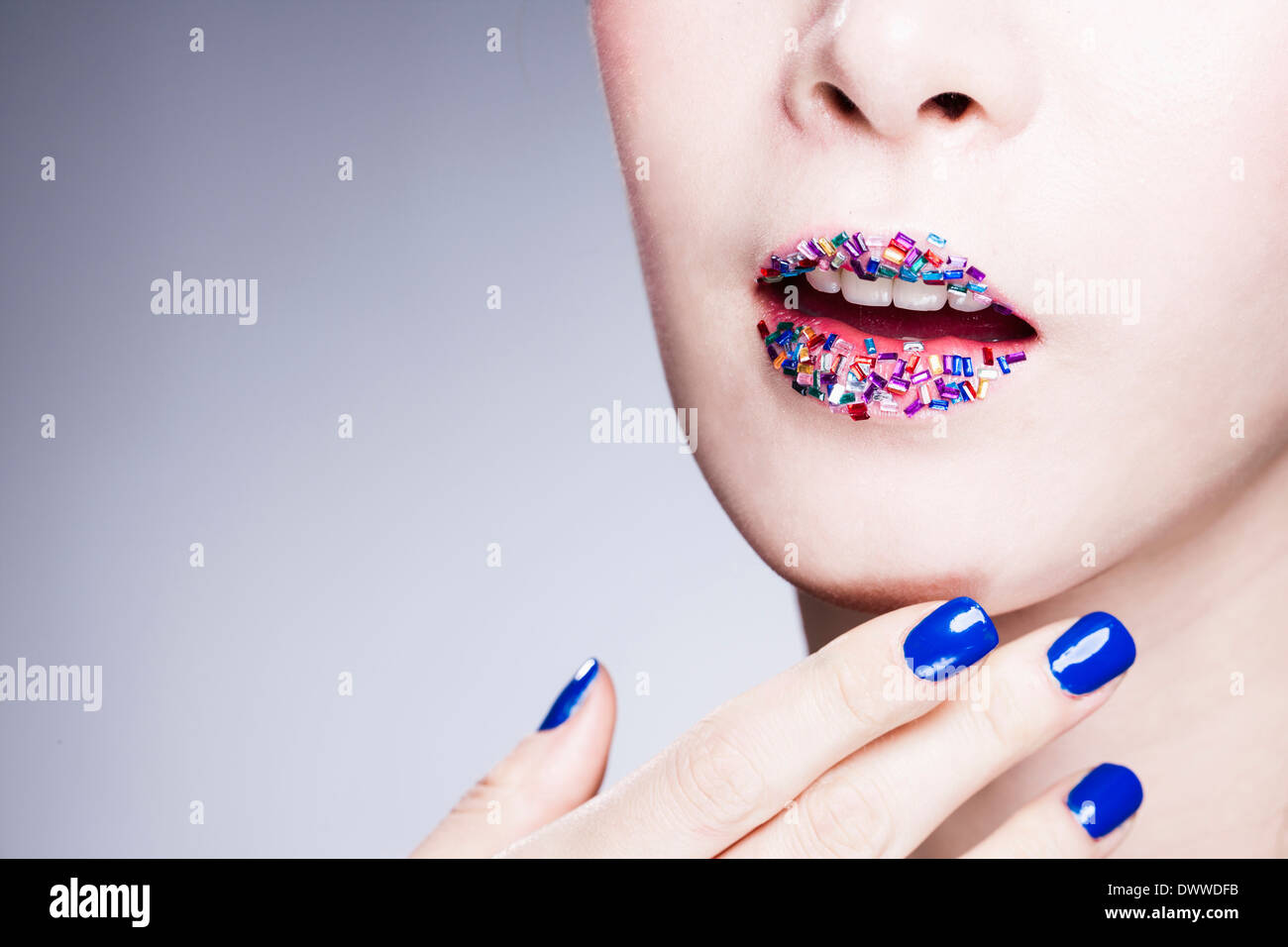Une femme avec des lèvres et ongles bleu Banque D'Images